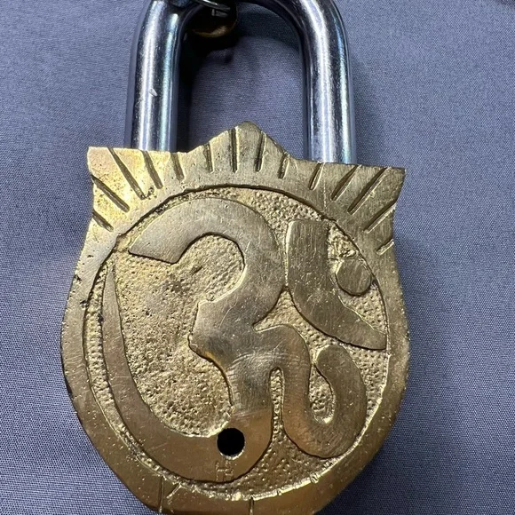 Vintage Solid Brass Indian Padlock w/ Keys – Hindu Motif – Heavy Decorative Lock - Picture 6 of 11